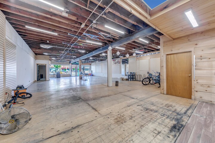 More Photos Of 3267 Lake Shore Blvd W, Toronto Storefront For Sale