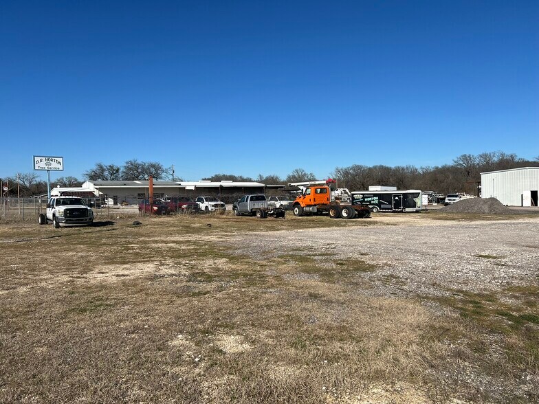 More Photos Of 3226 N Main St, Cleburne Warehouse For Lease