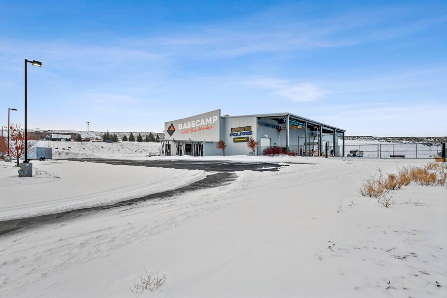 More Photos Of 371 Prospector Dr, Evanston Freestanding For Sale