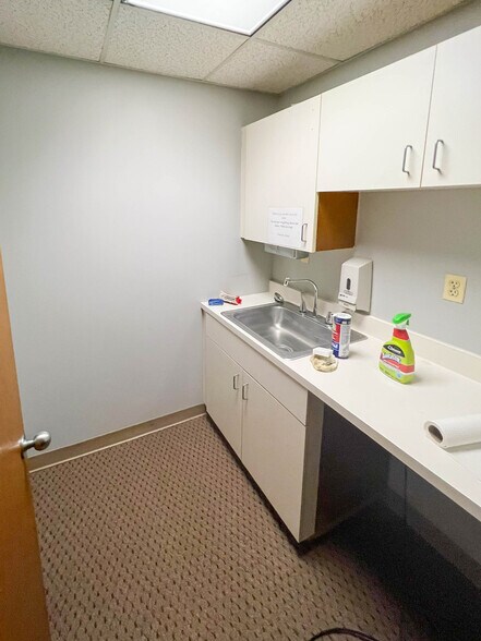 More Photos Of 496 Old Route 66, Saint Robert Office For Lease