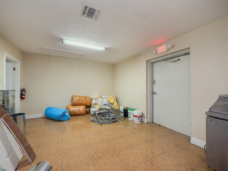 More Photos Of 318 W Byrd Blvd, Universal City Office For Sale