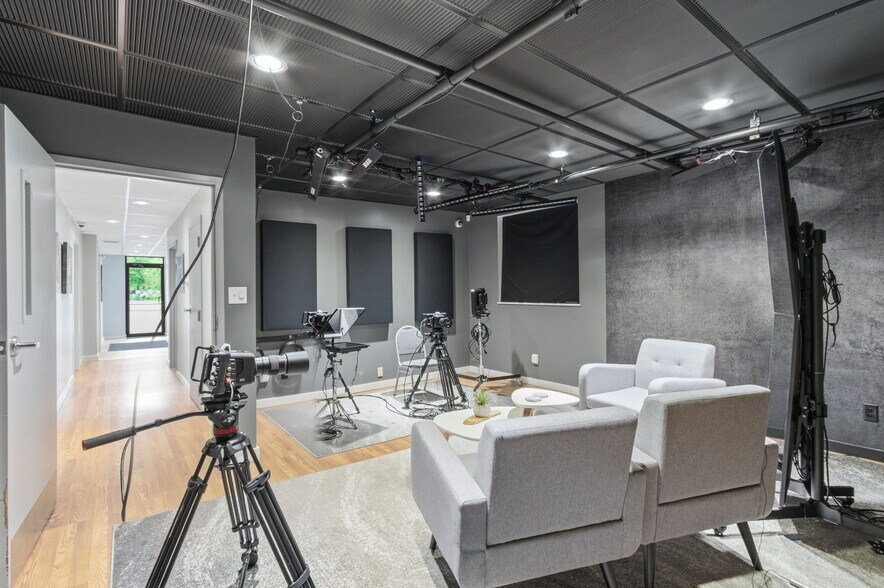 More Photos Of 7731 Traders Ln, Indianapolis Office For Sale