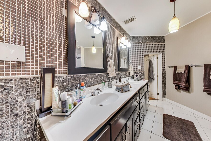 More Photos Of 2965 N Lincoln Ave, Chicago Storefront Retail Residential For Sale