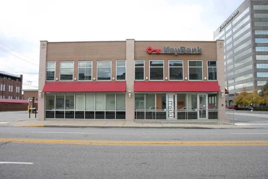 More Photos Of 940 N Meridian St, Indianapolis Bank For Sale