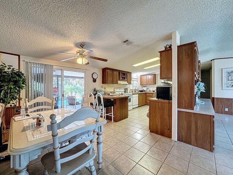 More Photos Of 15525 Shady Hills Rd, Spring Hill Restaurant For Sale