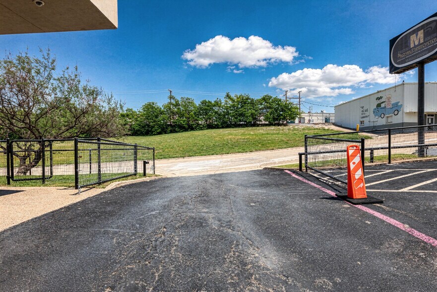 More Photos Of 5316 Woodway Dr, Fort Worth Office For Lease