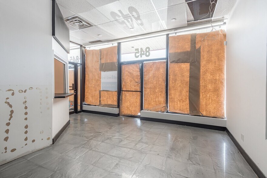 More Photos Of 833-855 Boul Vanier, Laval General Retail For Lease