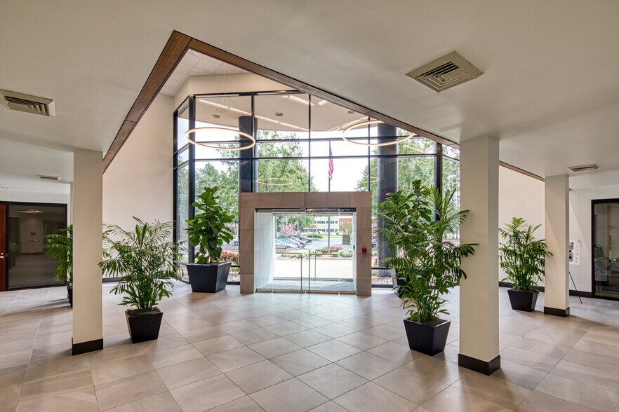 More Photos Of 484 Viking Dr, Virginia Beach Office For Lease