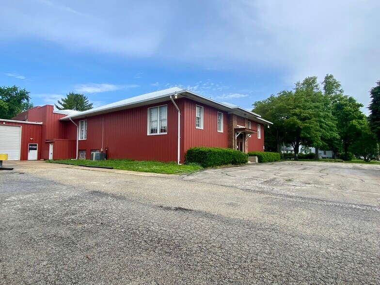 More Photos Of 205 S Main St, Seymour Office For Lease