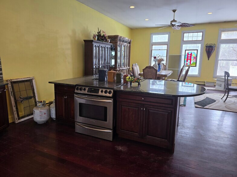 More Photos Of 56 Old State Route 12, Frenchtown Showroom For Sale