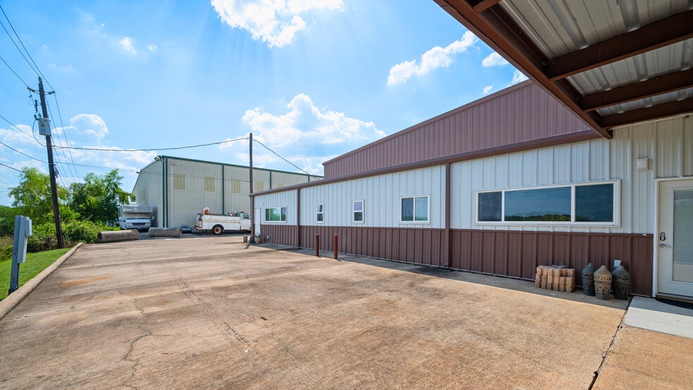 More Photos Of 5519 W Arcola Airport, Rosharon Airplane Hangar For Lease