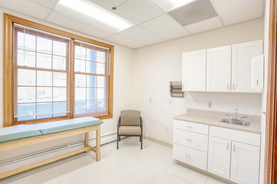 More Photos Of 33-35 Green Pond Rd, Rockaway Office For Lease