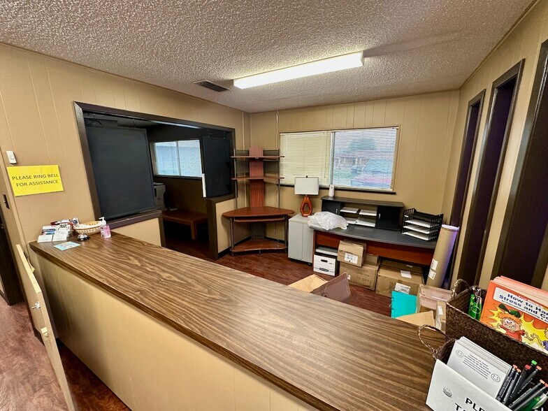 More Photos Of 1010 Zanderson Ave, Jourdanton Office For Lease