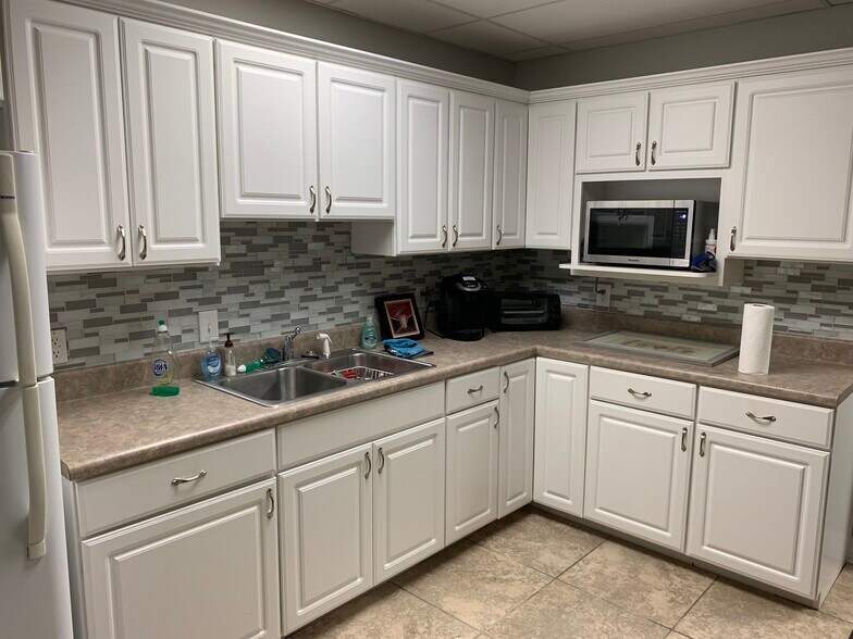 More Photos Of 7552 Navarre Pkwy, Navarre Office For Sale