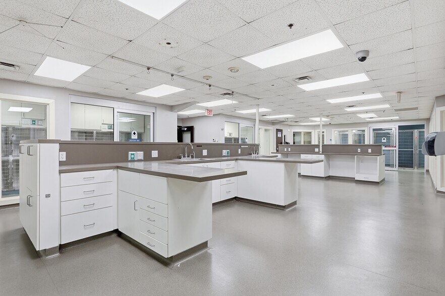 More Photos Of 180 Bear Hill Rd, Waltham Hospital For Lease