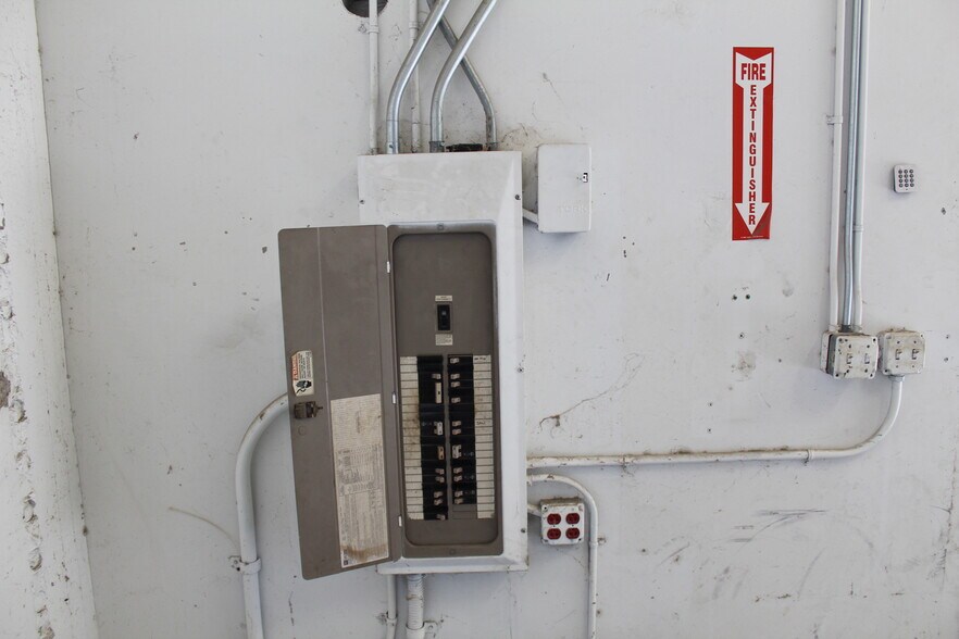 More Photos Of 1808 Barnett Dr, Weatherford Warehouse For Lease