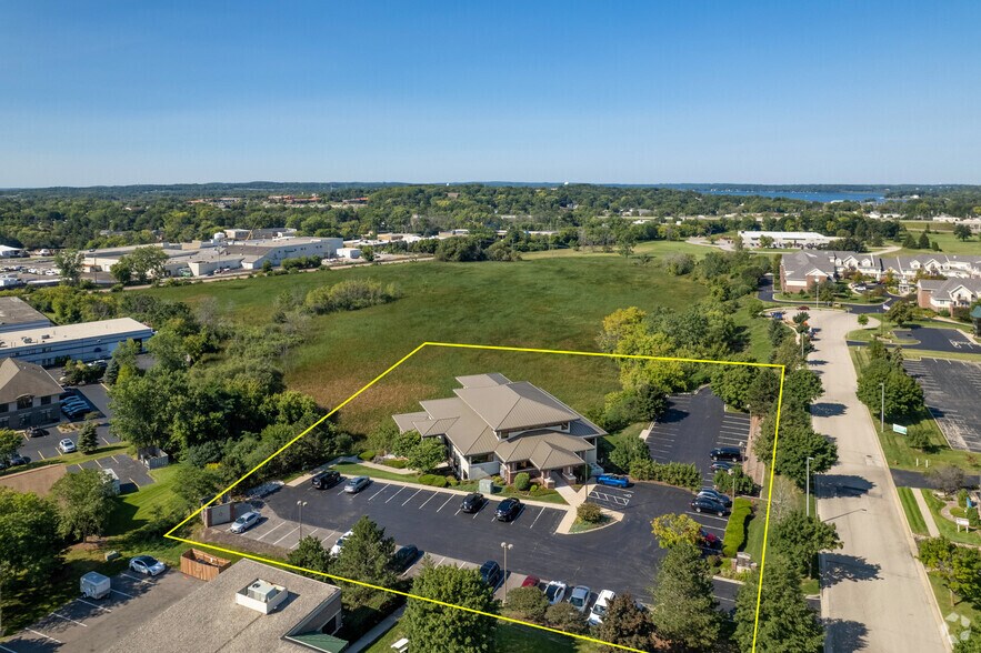 More Photos Of 1166 Quail Ct, Pewaukee Office For Lease