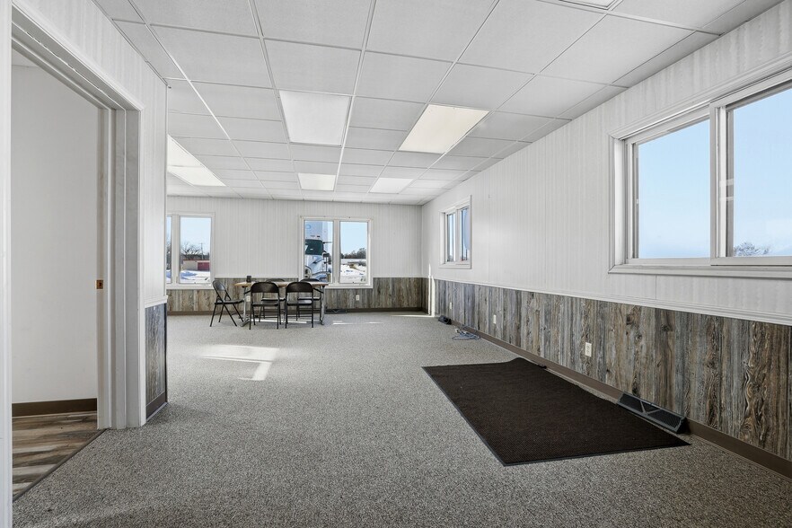 More Photos Of 5500 Prairie Dr, Plover Flex For Sale