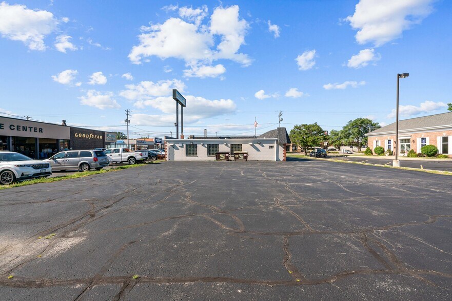 More Photos Of 1518 W Mason St, Green Bay Freestanding For Lease