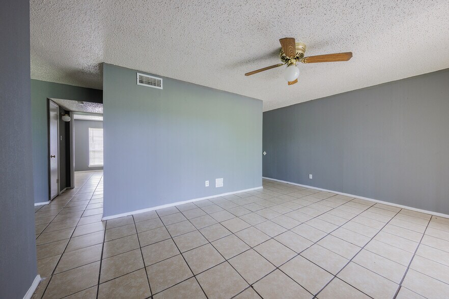 More Photos Of 700 N Medina St, Lockhart Apartments For Sale