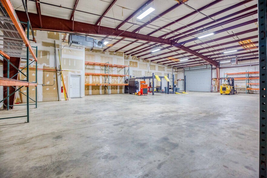 More Photos Of 1585 Access Rd, Covington Flex For Lease