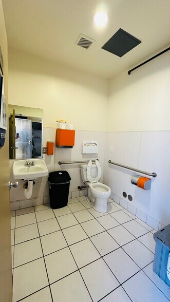 More Photos Of 1420 Garnet Ave, San Diego Storefront For Lease