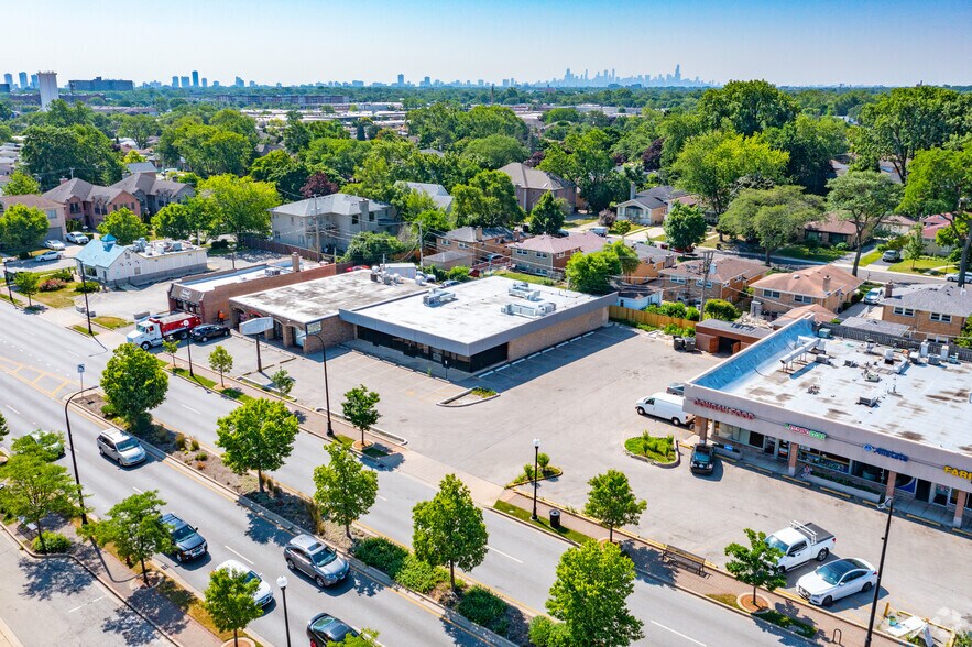 More Photos Of 3921-3925 W Touhy Ave, Lincolnwood Freestanding For Lease