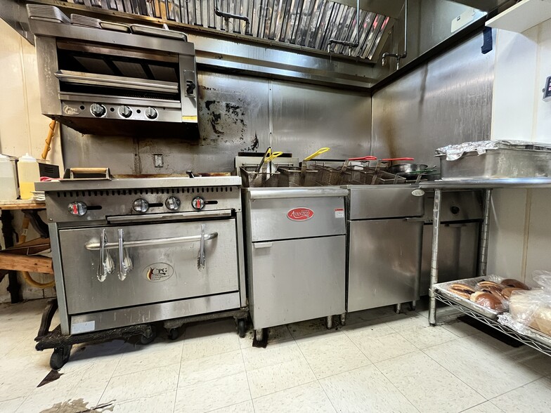 More Photos Of 139 E Walnut St, Oglesby Restaurant For Sale