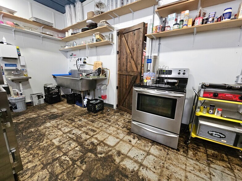 More Photos Of 623 Nat'l Ave, West Terre Haute Flex For Sale