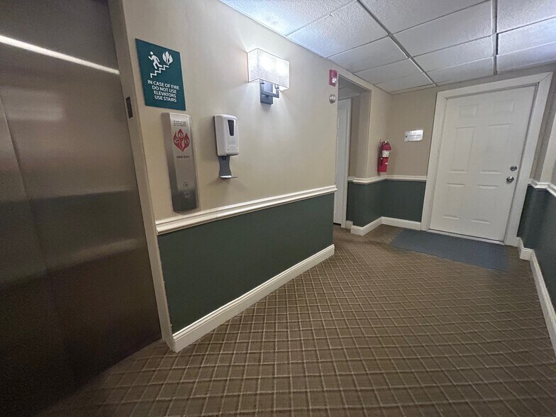 More Photos Of 715-725 Elm St, Winnetka Storefront Retail Residential For Lease