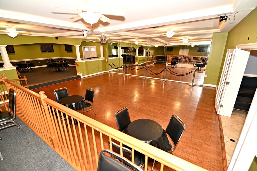 More Photos Of 7670 Hawthorne Rd, La Plata Bar For Sale
