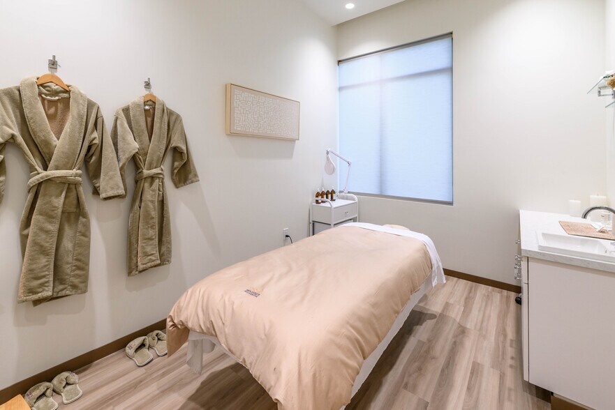 More Photos Of 5770 S Durango Dr, Las Vegas Medical For Sale