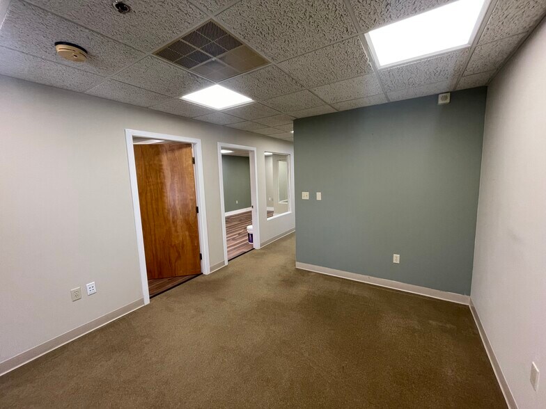 More Photos Of 871 Turnpike St, North Andover Office For Lease