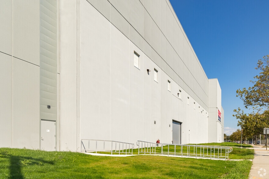 More Photos Of 28-10 Whitestone Expy, Flushing Warehouse For Lease