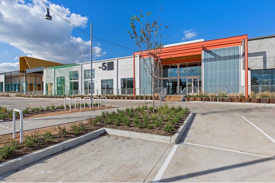 More Photos Of 600 N Shepherd Dr, Houston Storefront For Lease