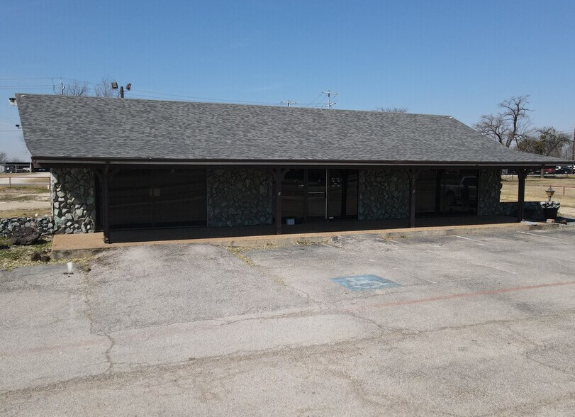 More Photos Of 103 S Stemmons St, Sanger Office For Lease