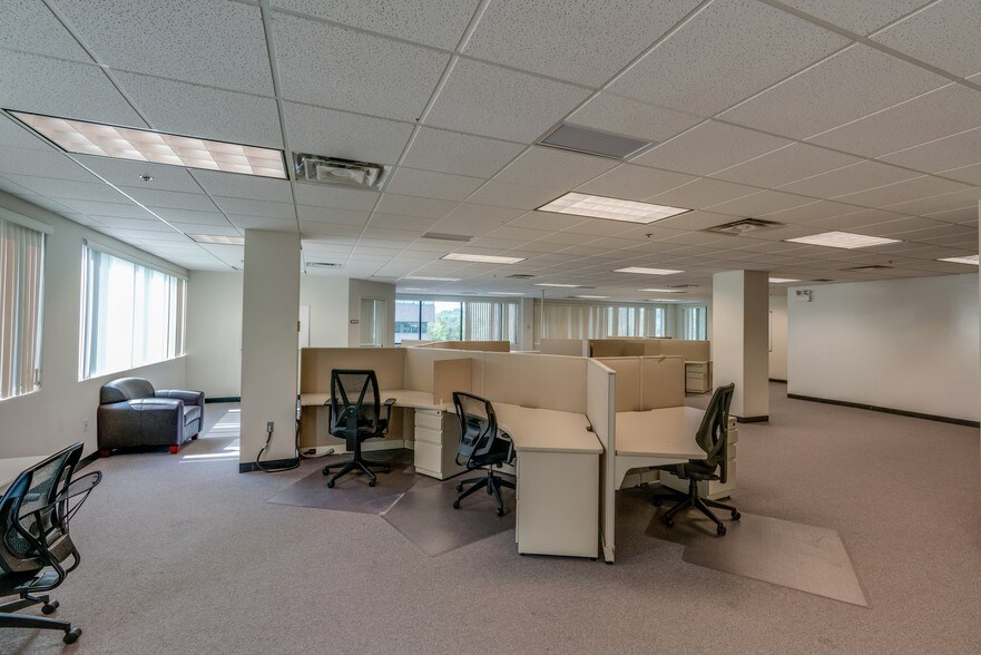 More Photos Of 6000 Brooktree Rd, Wexford Office For Lease