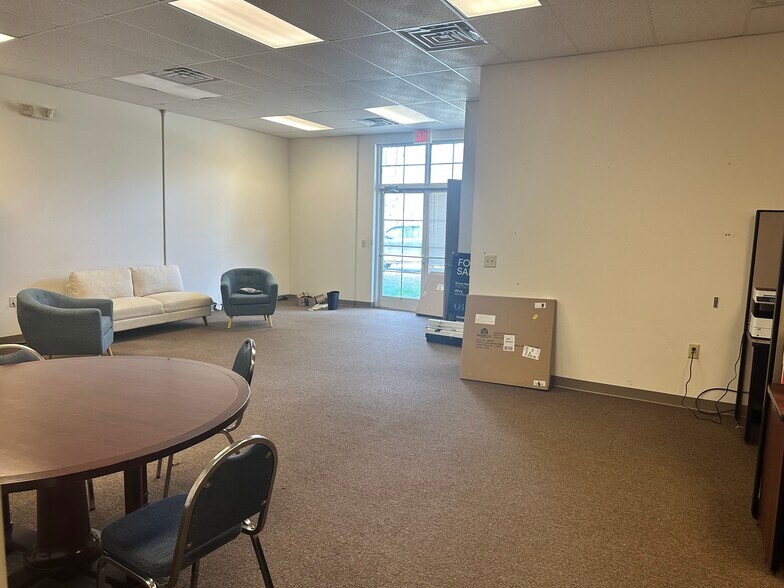 More Photos Of 150 Stone St, Villa Rica Office For Sale