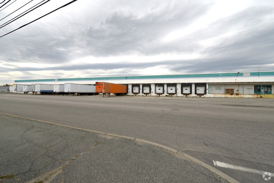 More Photos Of 60 Delta Dr, Pawtucket Warehouse For Lease