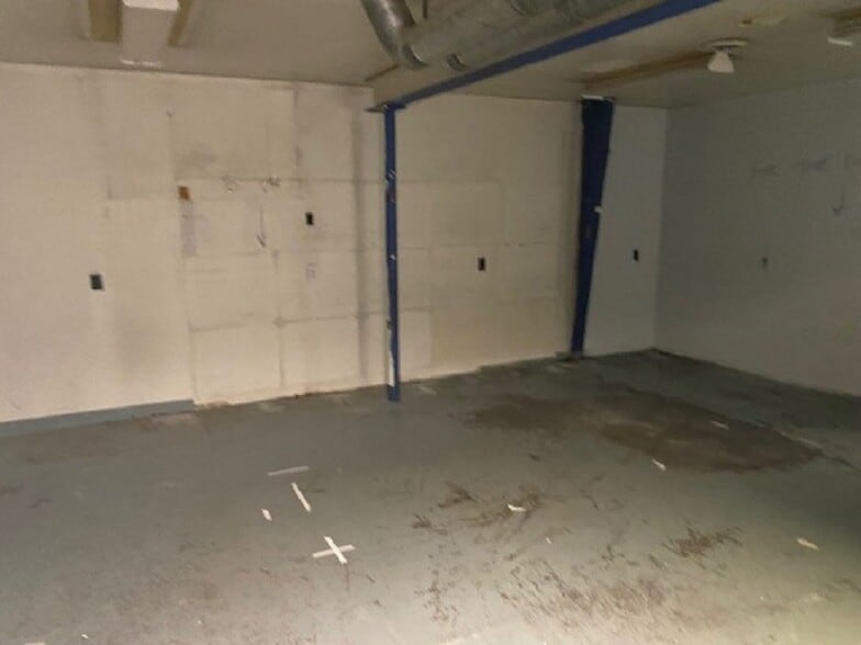 More Photos Of 92 Londonderry Tpke, Manchester Storefront Retail Office For Lease