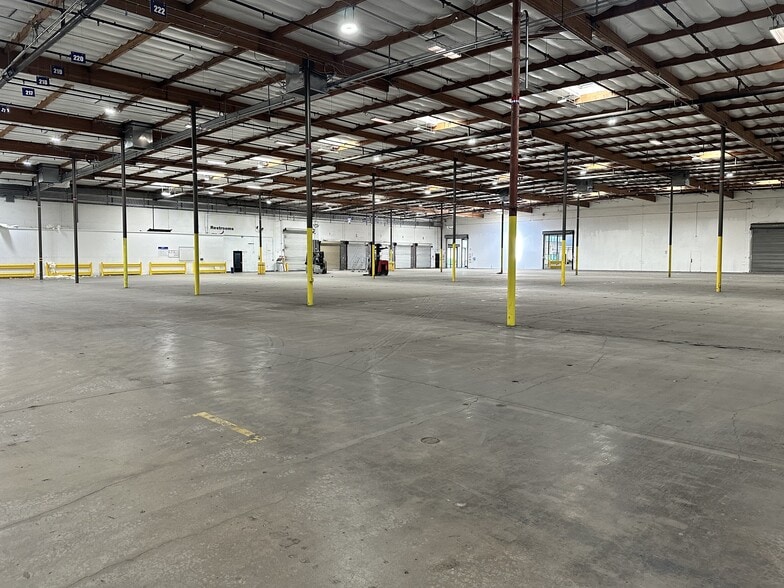 More Photos Of 26455 Ruether Ave, Santa Clarita Showroom For Lease