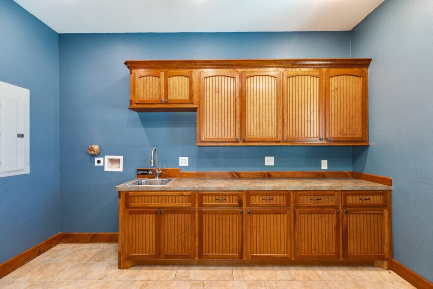 More Photos Of 1228 E Mulberry St, Angleton Bar For Sale