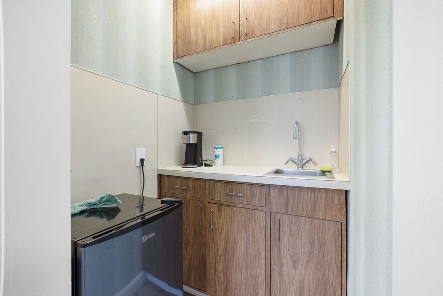 More Photos Of 1701 66th St N, Saint Petersburg Medical For Sale