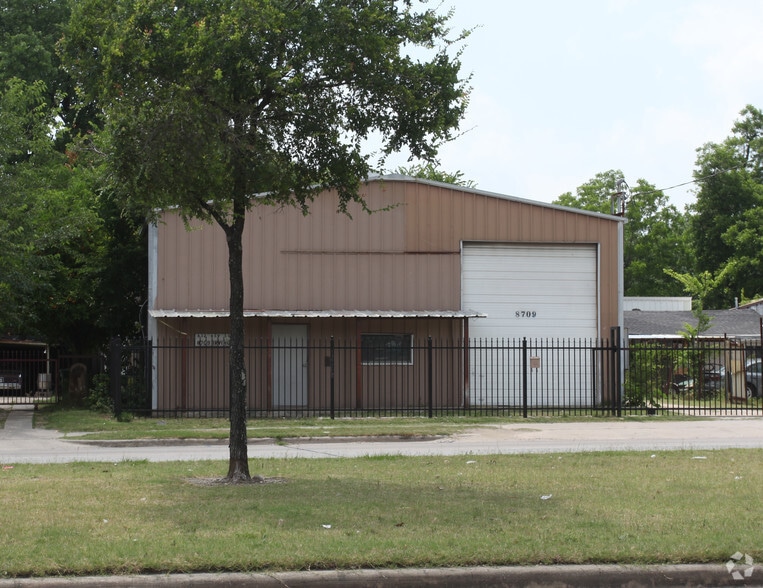 More Photos Of 8709 Irvington Blvd, Houston Warehouse For Sale