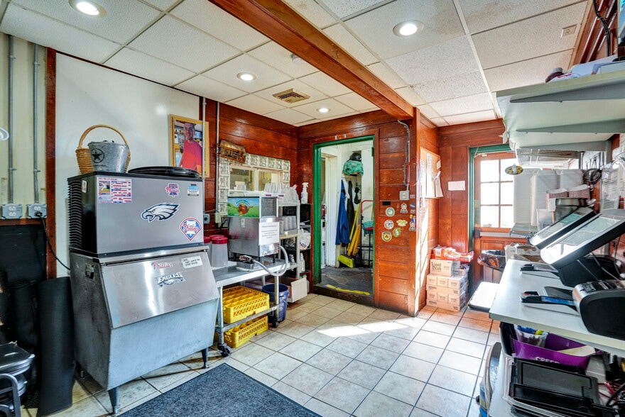 More Photos Of 36 Railroad St, Linfield Restaurant For Sale