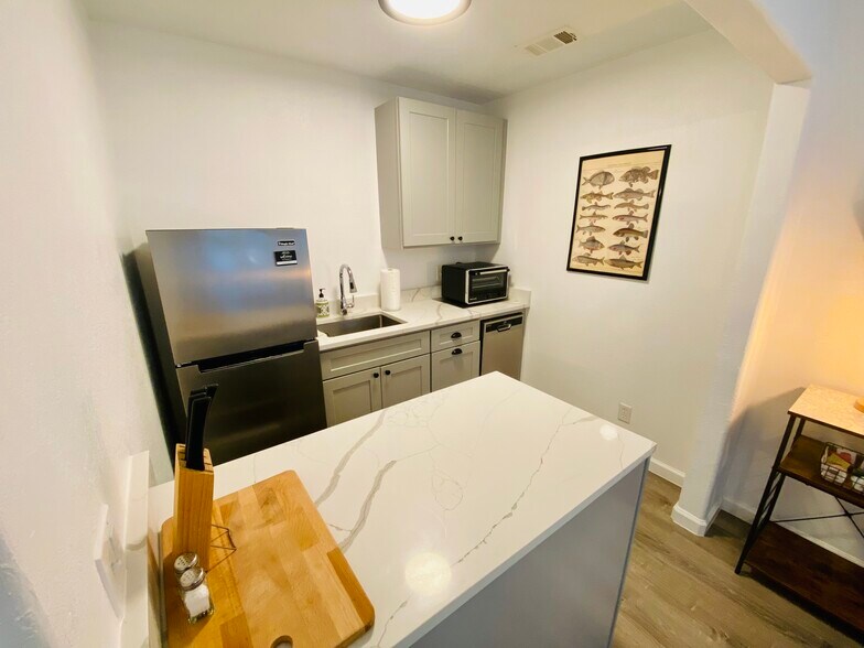 More Photos Of 104 Scudder Ln, Wimberley Hotel For Sale