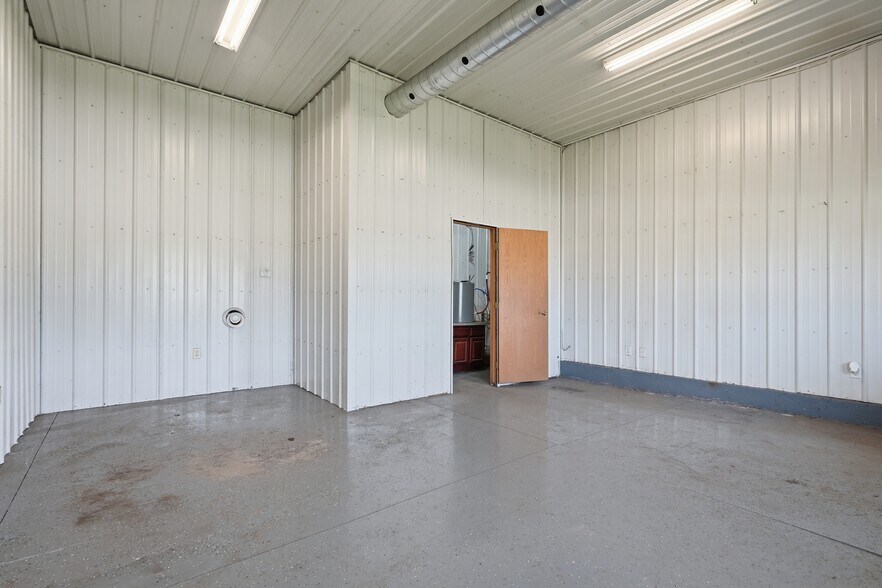 More Photos Of 301 Old Dubuque Rd, Anamosa Warehouse For Lease