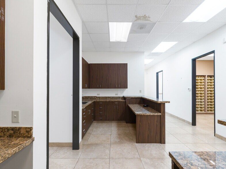 More Photos Of 714 S Peek Rd, Katy Medical For Lease