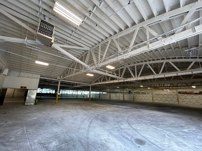 More Photos Of 2950 N Western Ave, Chicago Manufacturing For Lease