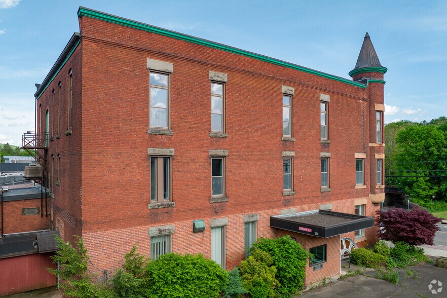 More Photos Of 105 Front St, Deposit Storefront Retail Office For Lease